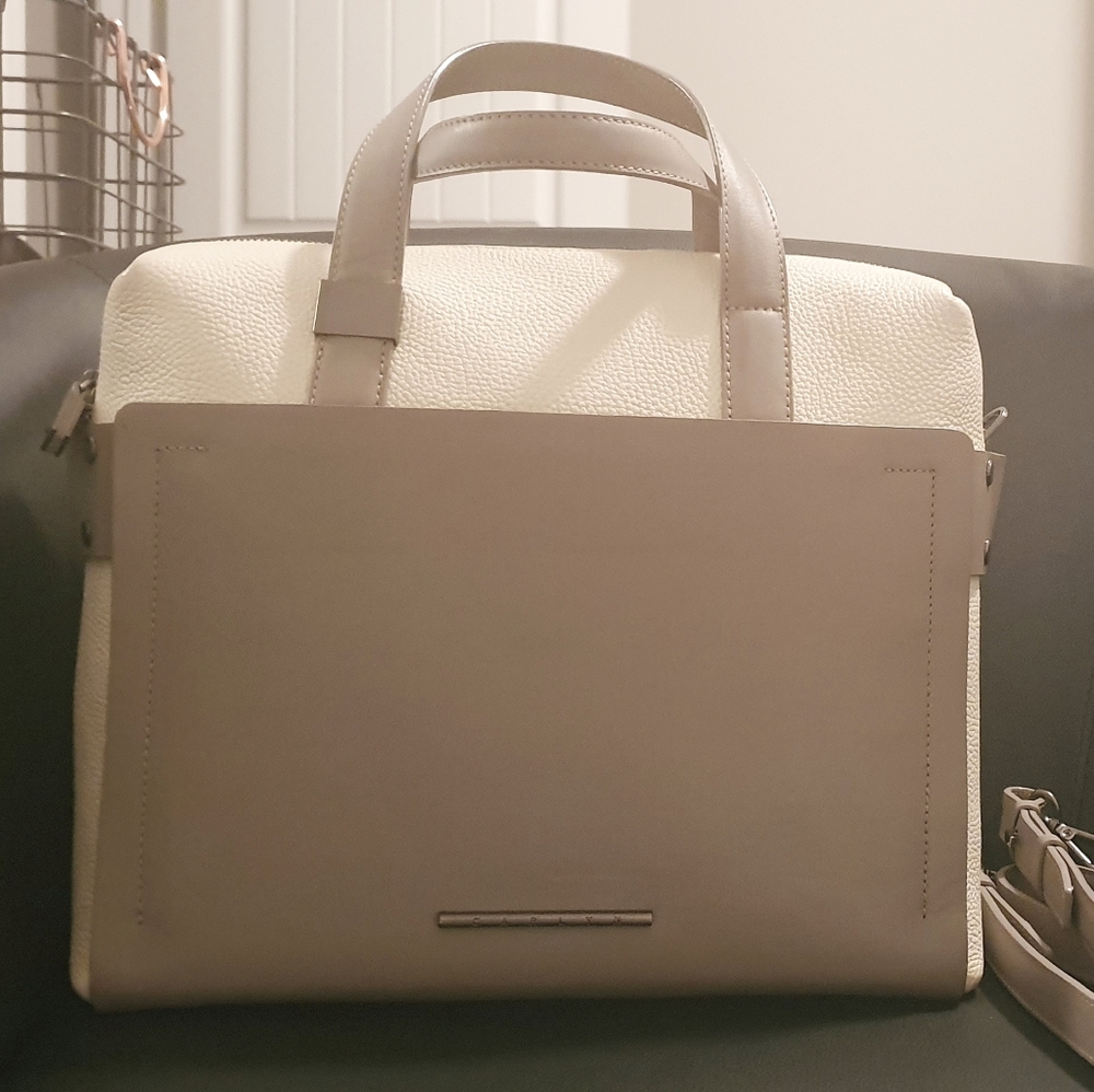 A handbag👜